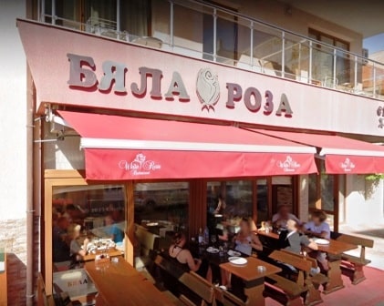 Widok na ogródek restauracji Biała Róża (White Rose) w Nesebarze