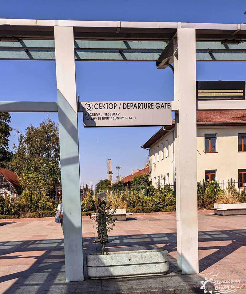 Autobus Nr 22 Słoneczny Brzeg - Burgas Przez Kableszkovo 9 Stanowisko numer 3 na dworcu Burgas Południe, z którego odjeżdża autobus 22 do Słonecznego Brzegu.