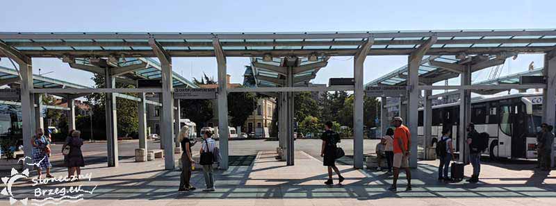 Autobus Nr 22 Słoneczny Brzeg - Burgas Przez Kableszkovo 8 Dworzec autobusowy Burgas Południe - widok na stanowiska odjazdowe.