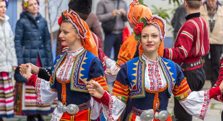 Bułgarki w strojach ludowych podczas tańca — typowa karnacja etnicznej Bułgarki