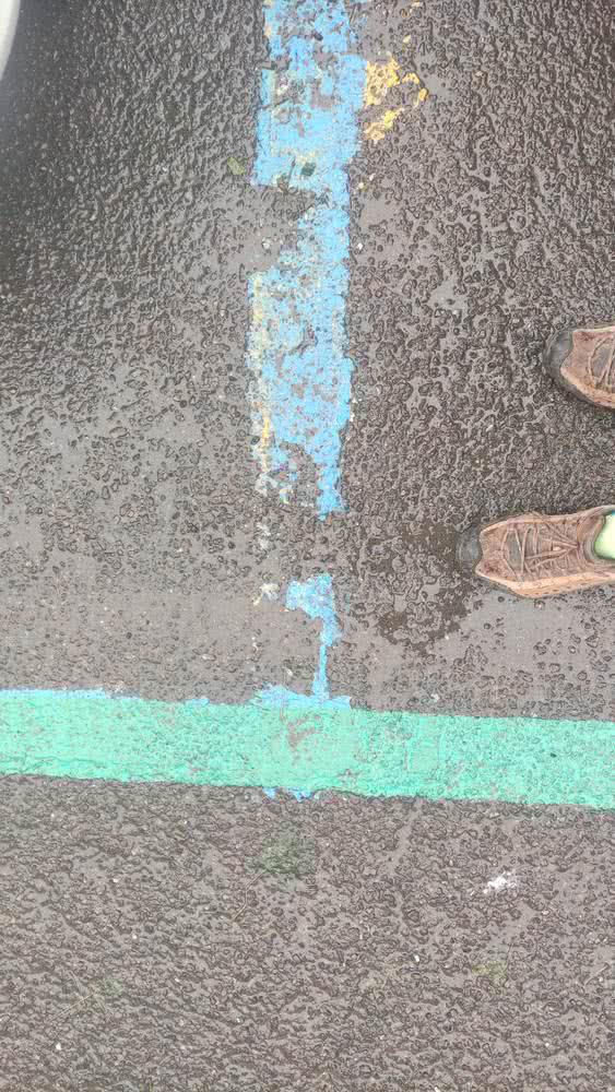 Kolorowe linie na asfalcie wyznaczające strefy parkingowe w Bułgarii