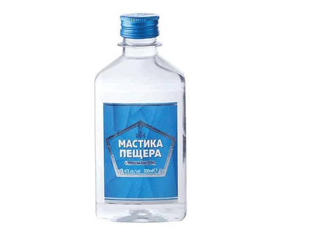 Mała butelka bułgarskiej mastiki Пещера (Pesztera) 200ml — bezbarwny anyżowy trunek, który po dodaniu lodu lub wody staje się mleczny