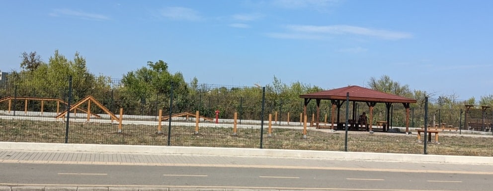 Plac zabaw dla psów - park do wyprowadzania psów w Nesebarze