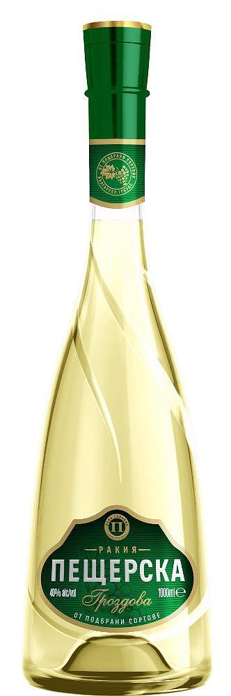 Butelka rakii gronowej Peszterska (Пещерска Гроздова) 1000ml, 40% — popularna bułgarska rakija dostępna w sklepach w Słonecznym Brzegu