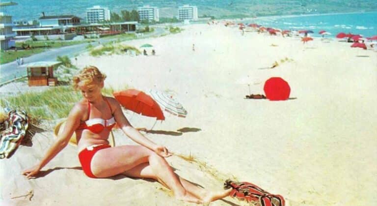 kobieta na plaży w Słonecznym Brzegu w początkach działalności kurortu