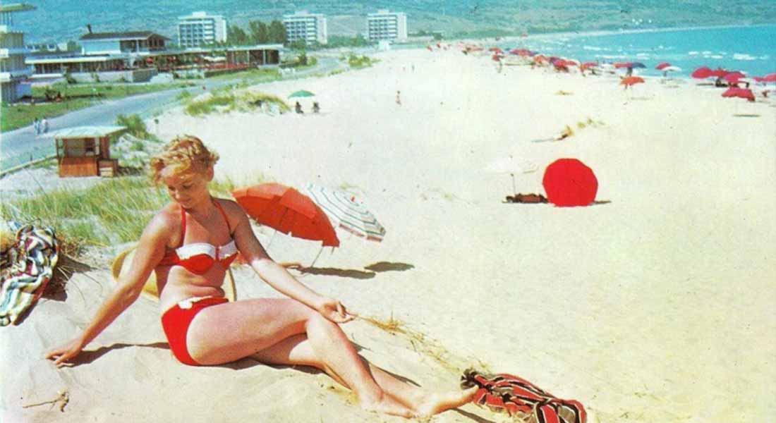 kobieta na plaży w Słonecznym Brzegu w początkach działalności kurortu