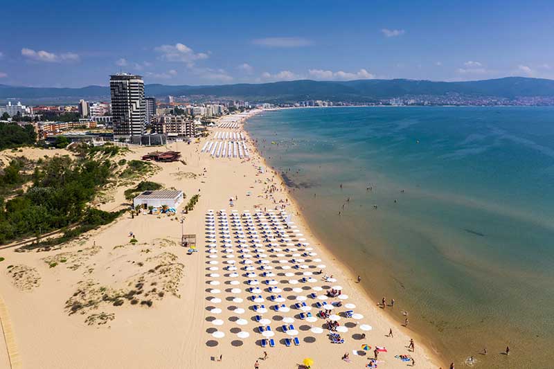 Plaża w Słonecznym Brzegu widziana z lotu ptaka — 8 km piasku wzdłuż zatoki Nesebyrskiej