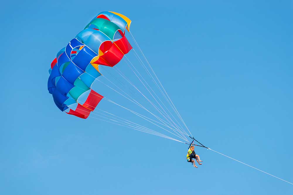 Turyści w Słonecznym Brzegu odbywający lot podniebny - parasailing