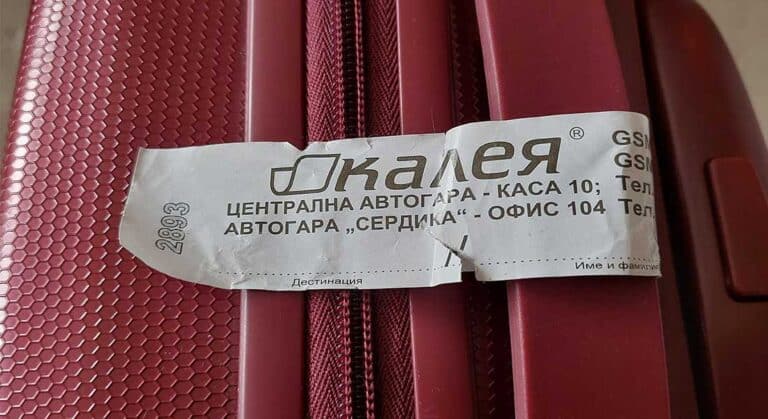 walizka z metką autobusu do Warny i nazwą przewoźnika Kaleia