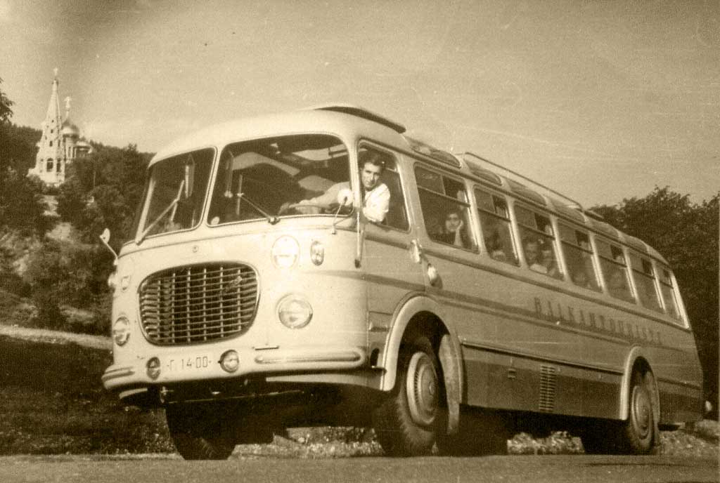 Autokar Balkantourist na trasie do Słonecznego Brzegu, lata 70. XX wieku — takim autobusem przyjeżdżali zagraniczni turyści, którzy płacili twardą walutą