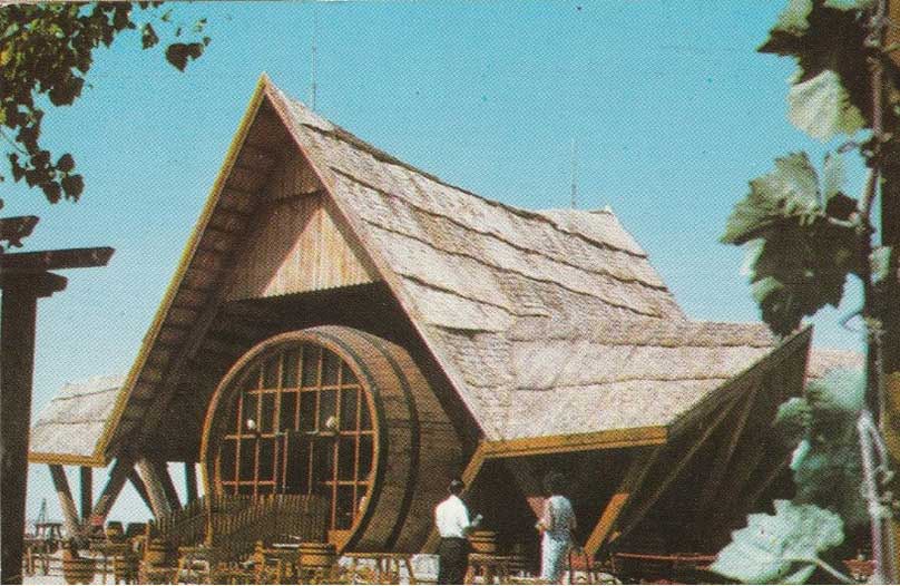 Restauracja Beczka (Бъчвата) w Słonecznym Brzegu, lata 70. XX wieku — unikatowe wnętrze gdzie meble, stoły i krzesła miały kształt beczek