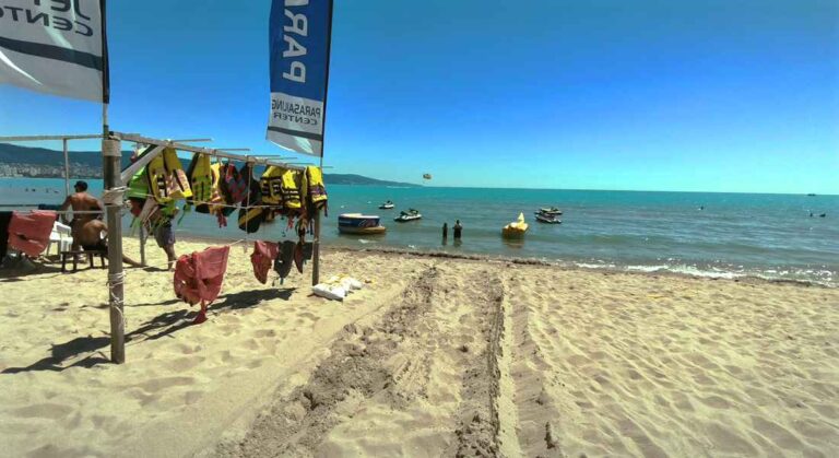 Atrakcje wodne na plaży w Słonecznym Brzegu