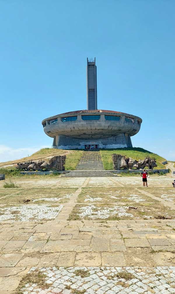 Buzłudża: Bułgarskie Ufo Na Szczycie Świata, Komunistyczny Sen I Niewygodna Pobudka 4 Pomnik komunizmu w Bułgarii