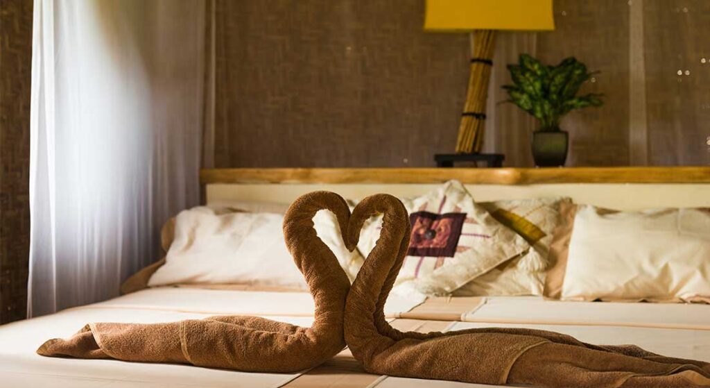 Komfortowy pokój w hotelu czterogwiazdkowym — wyższy standard wykończenia i wyposażenia niż w kategorii trzygwiazdkowej
