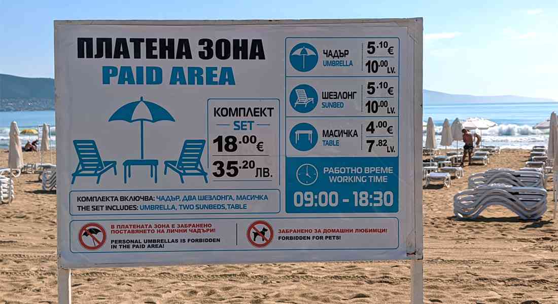 Cennik pokazujący aktualne ceny leżaków i parasoli dostępnych na plażach Słonecznego Brzegu
