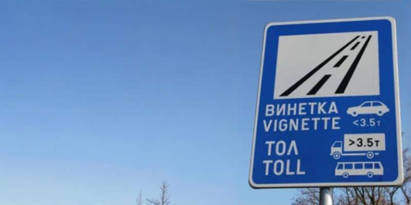 Tablica informująca o obowiązku posiadania e-winiety na drogach w Bułgarii — system BGToll
