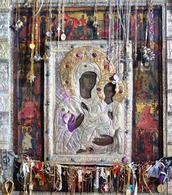 Nesebar — Co Zwiedzić , Kiedy Najlepiej Pojechać? 7 Ikona Czarnej Bogurodzicy w cerkwi Wniebowzięcia NMP w Nesebyrze — ciemna twarz Matki Boskiej z Dzieciątkiem, srebrna oprawa, wota wiernych