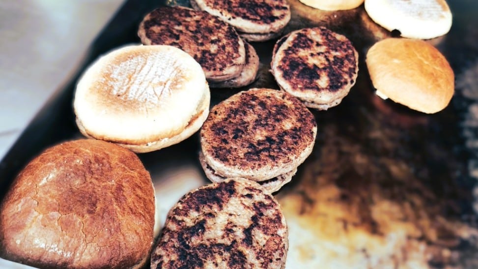 Bułki i hamburgery na patelni