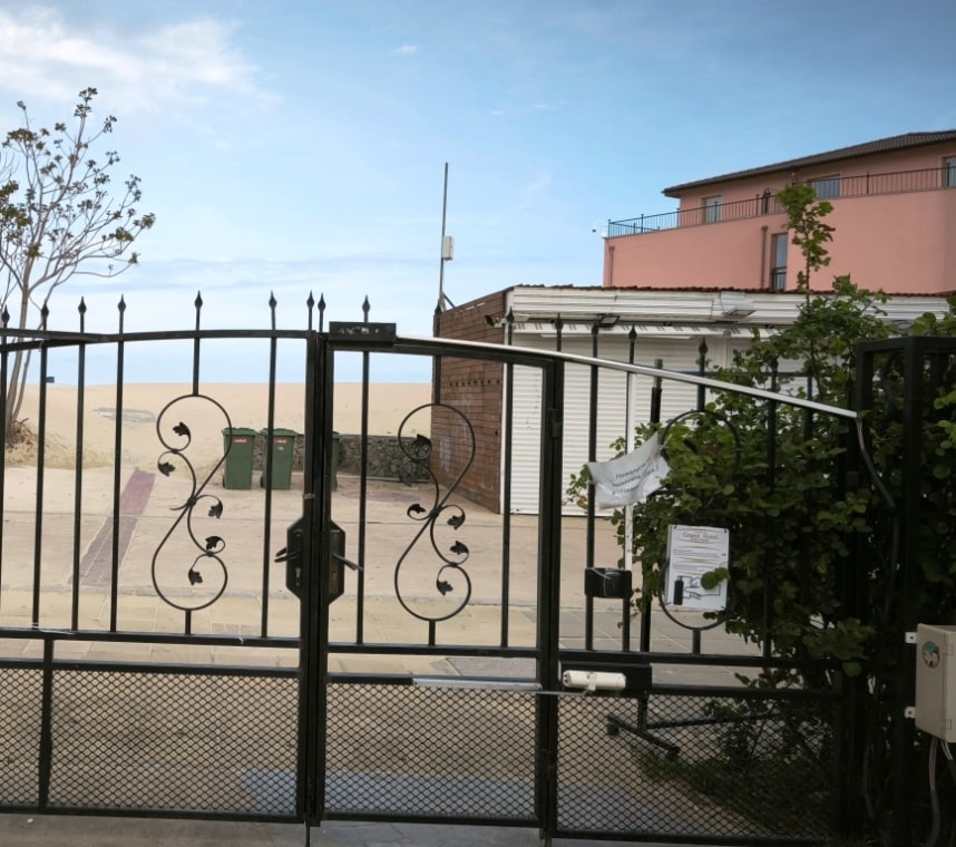 Furtka z Grand Hotel Sunny Beach prowadząca na plażę