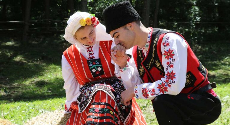 Od Kukeri po Nestinari – zaginiony świat bułgarskich rytuałów i tradycji ludowych, które wciąż można obejrzeć nad Morzem Czarnym