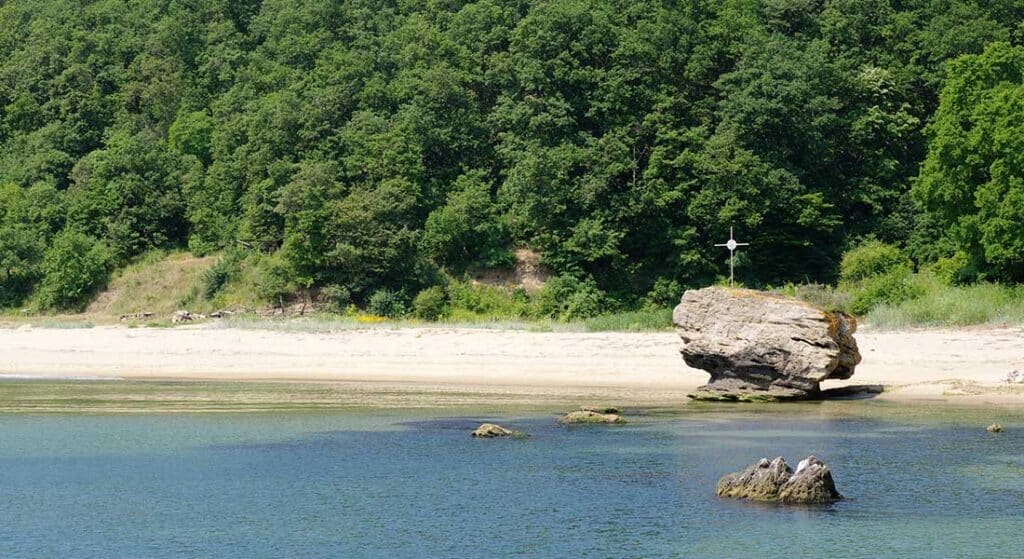 Dzika plaża Kara Dere w Bułgarii — piasek, namioty i brak jakiejkolwiek infrastruktury
