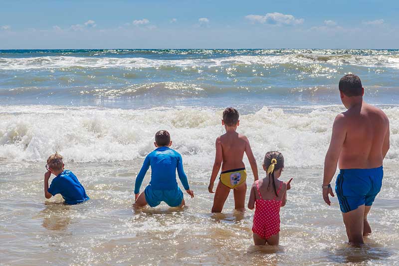 Dzieci bawiące się na plaży w Bułgarii