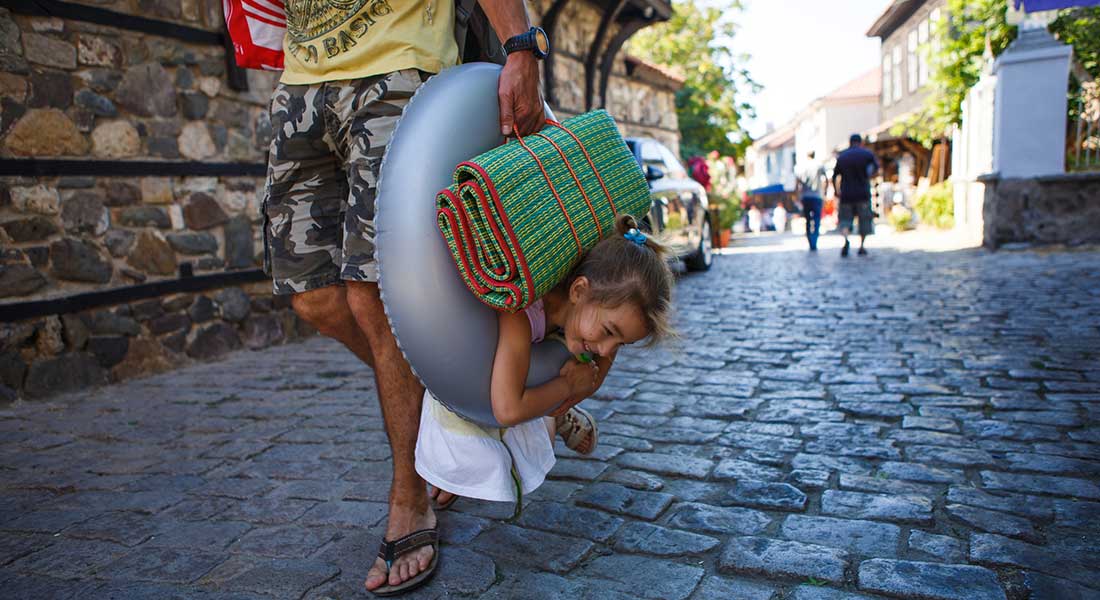 Słoneczny Brzeg z dzieckiem - uśmiechnięta dziewczynka w drodze na plażę w Bułgarii