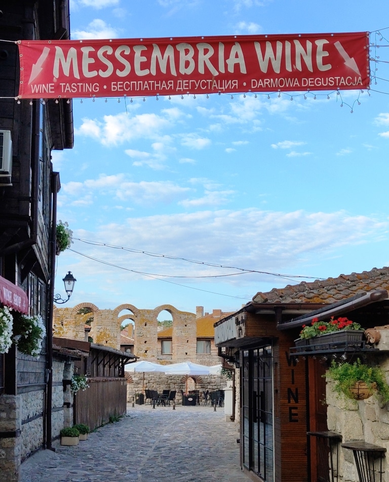 Winiarnia Messembria Nesebar - zaproszenie na degustację wina w formie banneru wiszącego nad ulicą