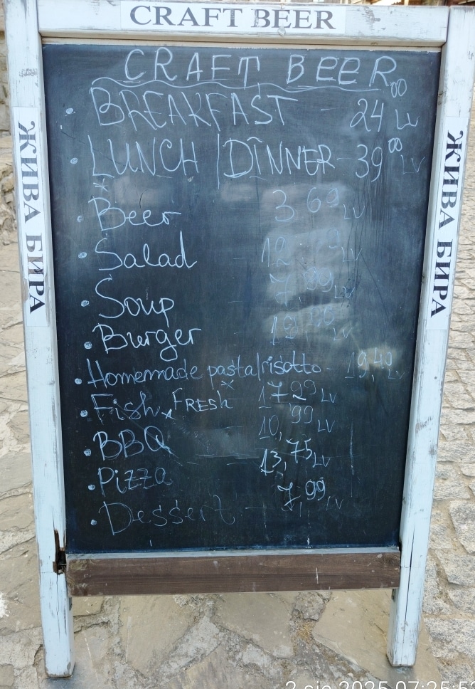 Przykładowy cennik i oferta restauracji z tanim piwem w Nesebarze