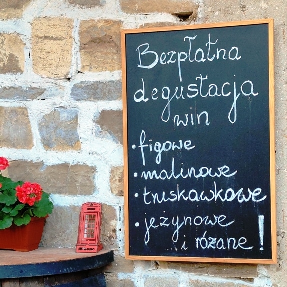 Tablica informująca o bezpłatnej degustacji wina w Nesebarze