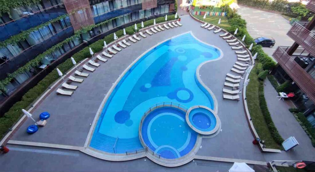 Widok basenu zewnętrznego w hotelu Galeon