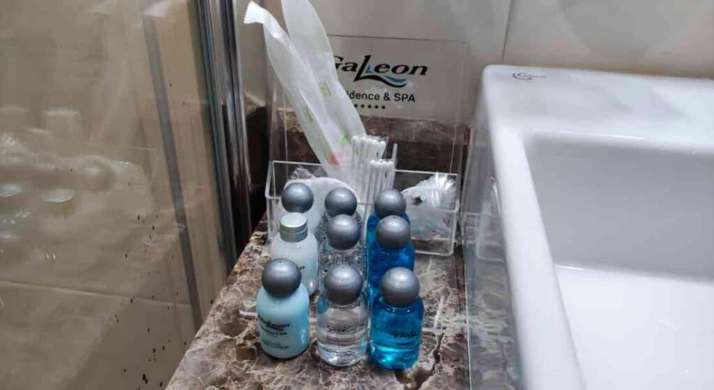 Kosmetyki w łazience hotelu Galeon