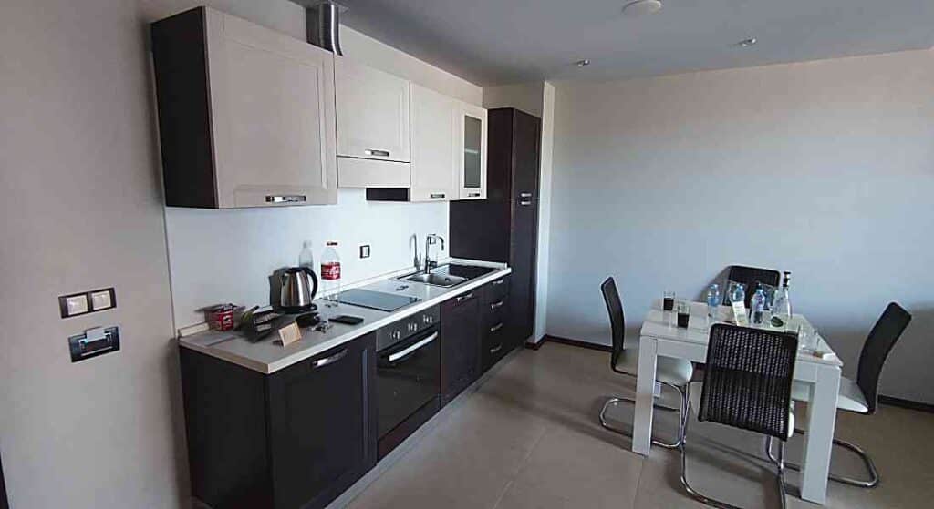 Aneks kuchenny w apartamencie hotelu Galeon