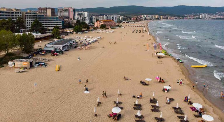 wyludniona plaża w Słonecznym Brzegu w Bułgarii
