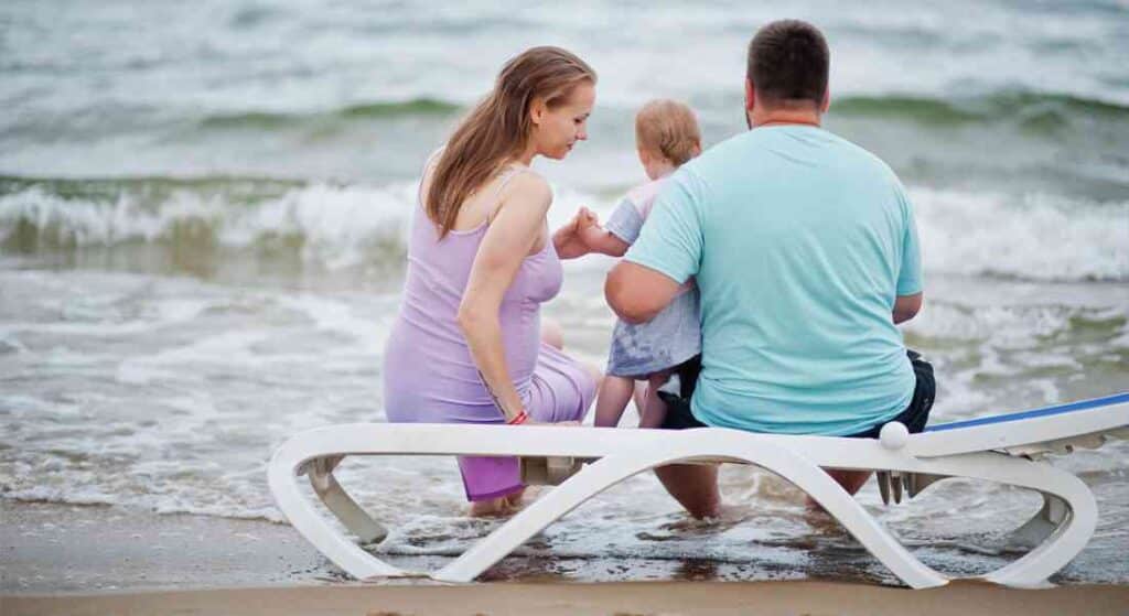 Młode małżeństwo z dzieckiem na plaży