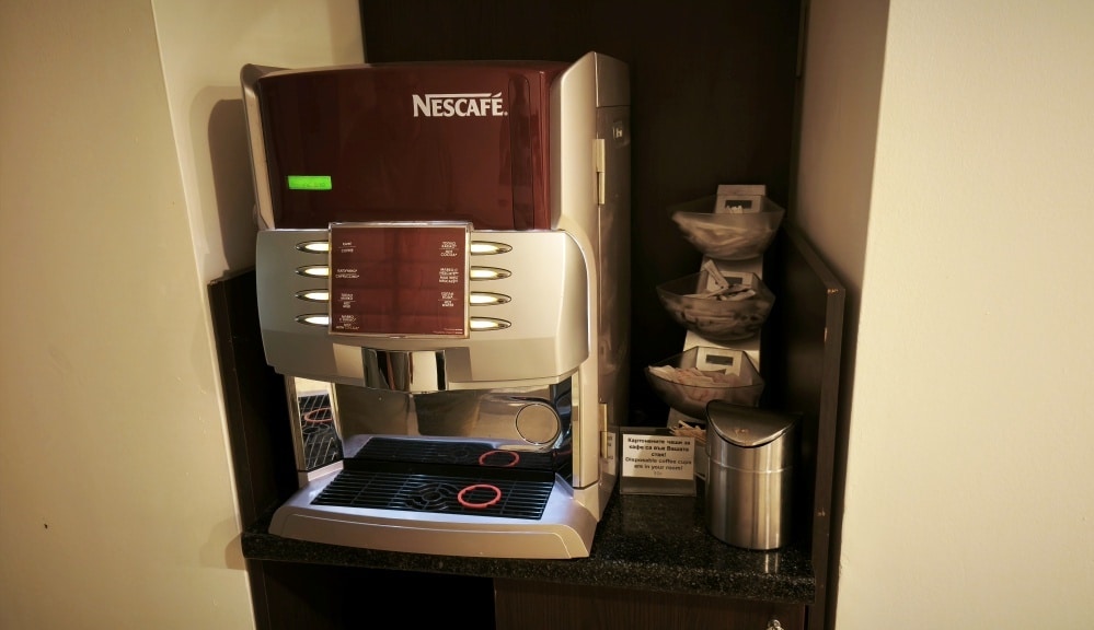 Automat z kawą Nescafé na korytarzu Sol Nessebar Palace — zamiast czajnika w pokoju
