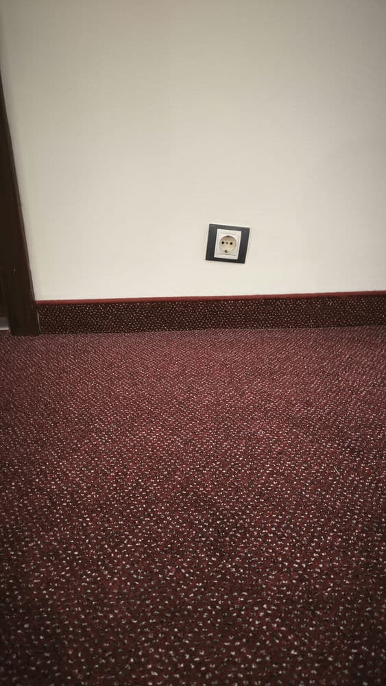 Gniazdko elektryczne przy podłodze w pokoju Sol Nessebar Palace — charakterystyczny „bułgarski standard" wykończenia