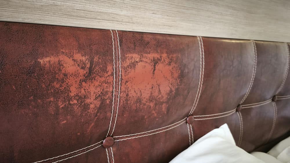 Zagłówek łóżka w pokoju Sol Nessebar Palace — widoczne zużycie materiału