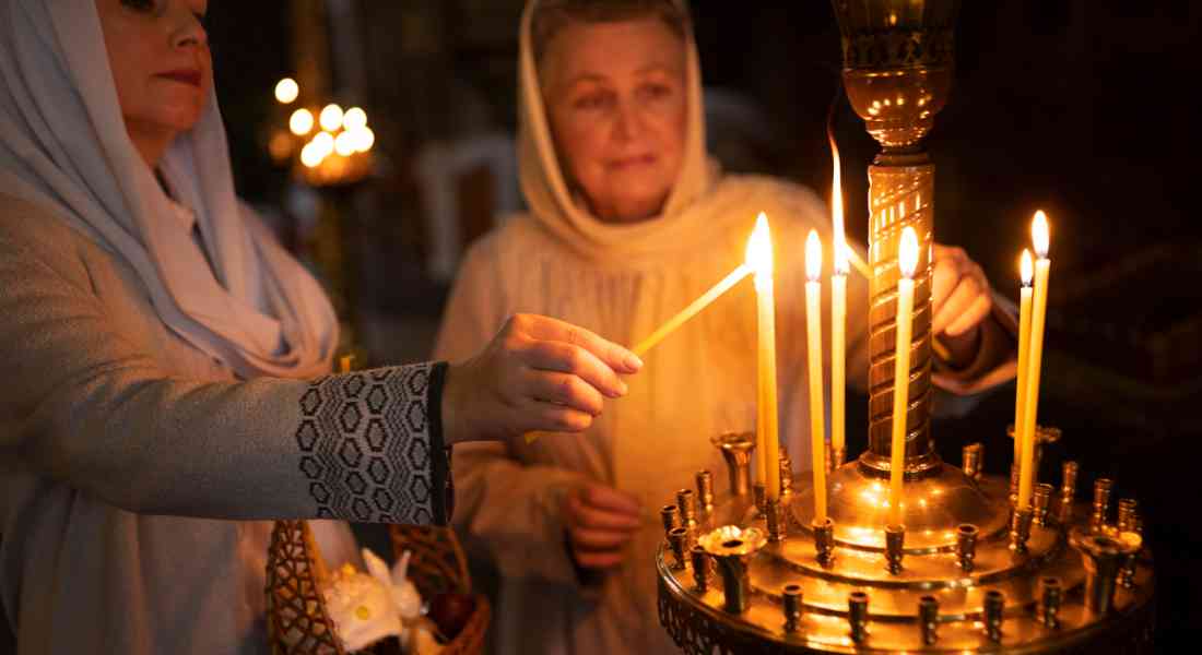Msza Po Polsku Nesebar I Burgas — Plus Ciekawostki O Prawosławiu Dla Turysty 2 kobiety zapalają świece w prawosławnym kościele
