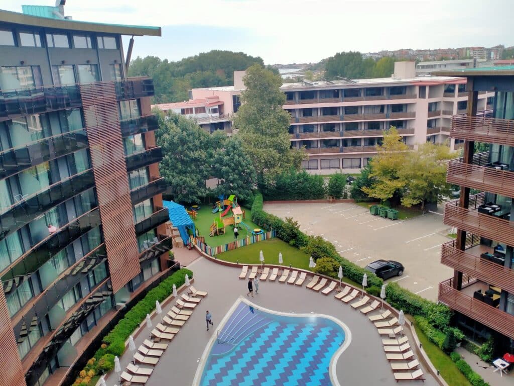 Widok z pokoju hotelu Galeon Residence SPA w Słonecznym Brzegu — boczny widok na morze z wyższego piętra