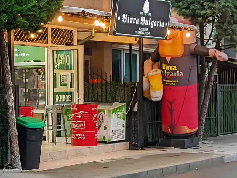 Bar sieci Biira Bulgaria w dzielnicy Fregata Słoneczny Brzeg