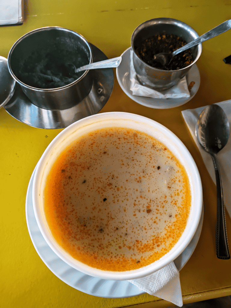 Szkembe czorba w restauracji Gerdjika — miska flaków na mleku z marynowanym niebieskim czosnkiem i płatkami chili