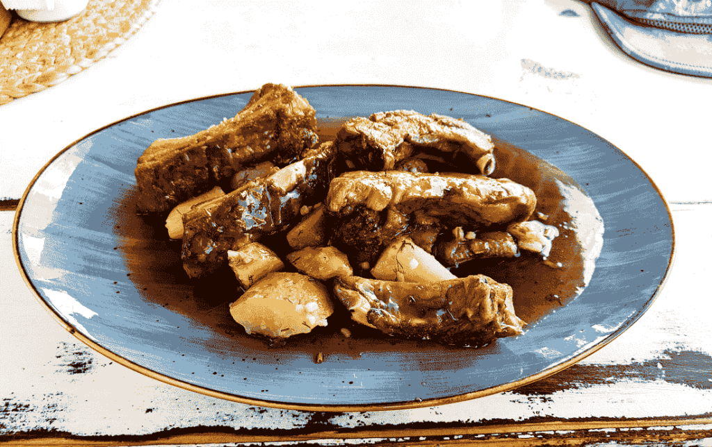 Żeberka w restauracji Kristal — porcja w słodkim sosie przypominającym melasę, podana z opiekanymi ziemniakami w mundurkach