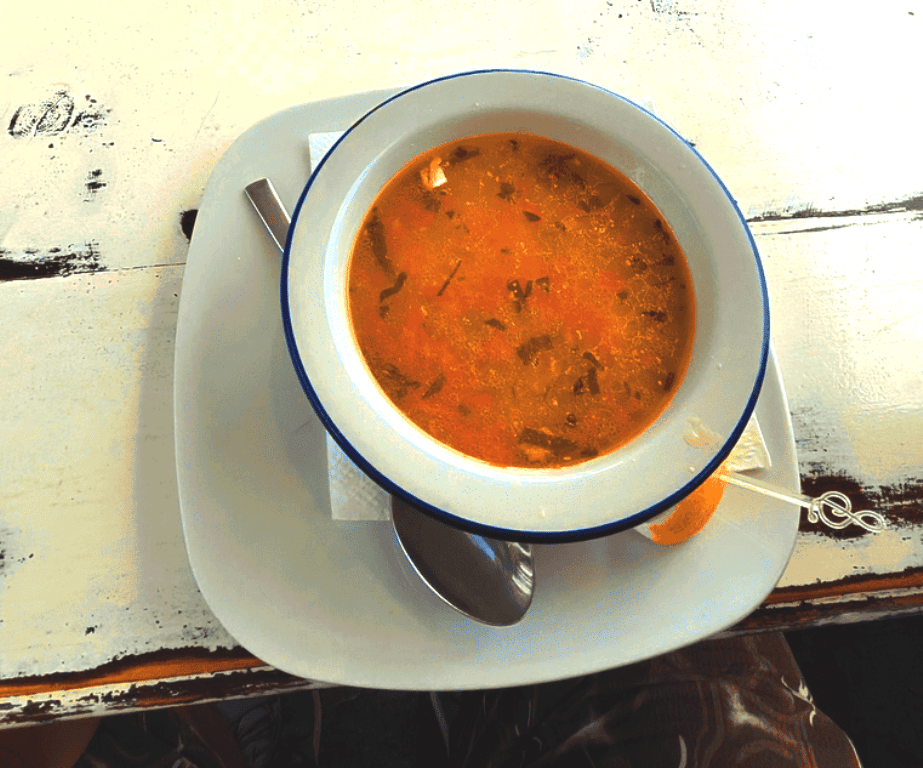 Zupa rybna w restauracji Kristal w Nesebarze — talerz z bulionem, kawałkami warzyw i ryby
